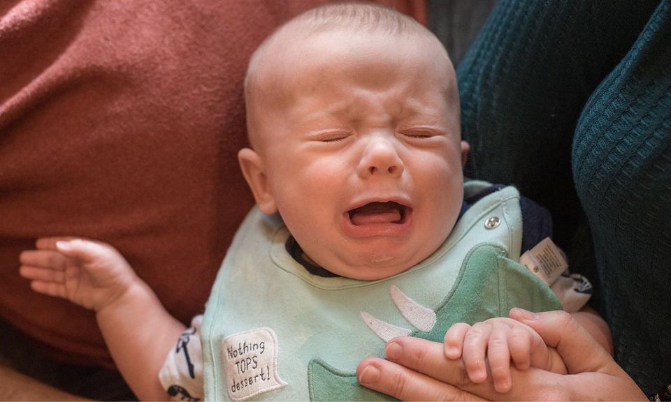 dlaczego dziecko płacze przy zmianie pieluchy